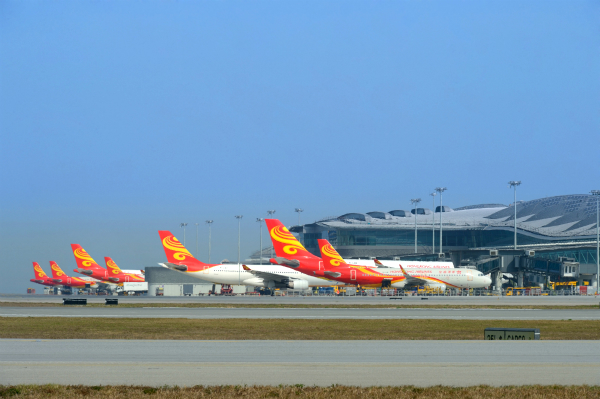 20160331香港航空机队整齐地停泊在香港国际机场最新中场客运大楼_meitu_1.jpg