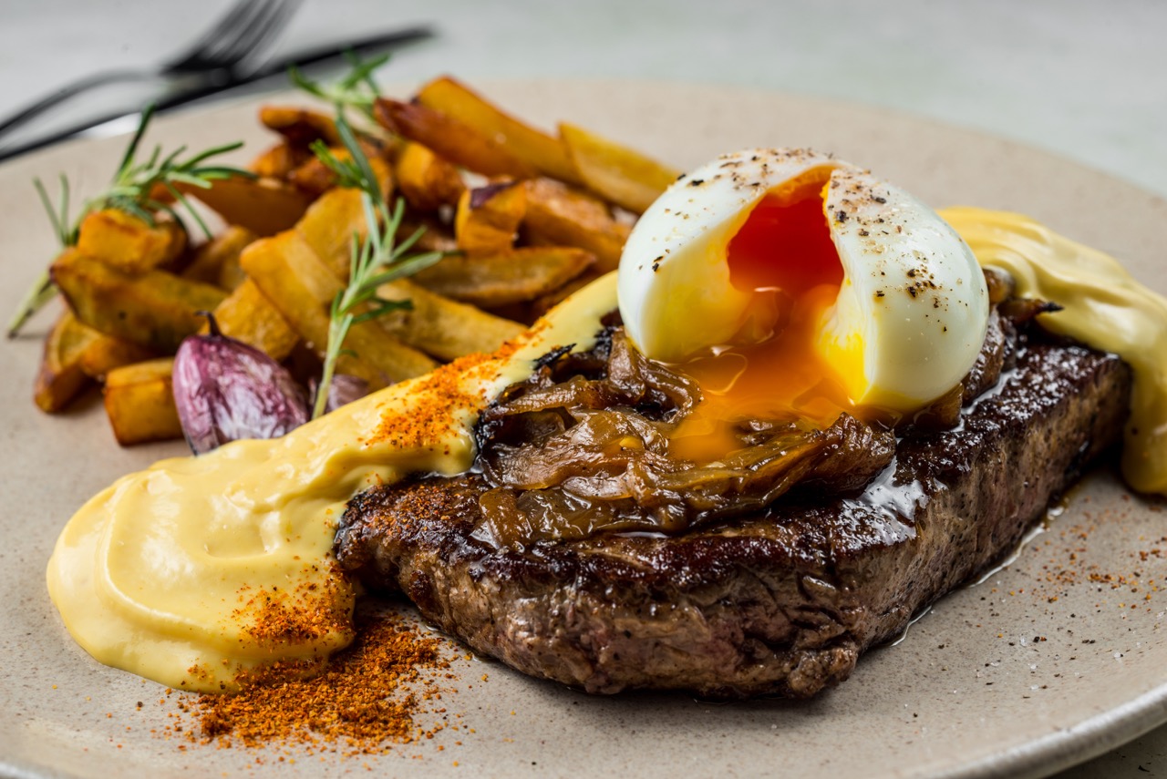 bife de chorizo a cavalo hollandaise de manteiga de garrafa 2.jpeg