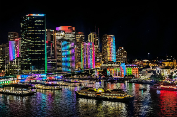 VIVID Sydney 2016_Circular Quay_CREDIT Destination NSW HL004_meitu_1.jpg
