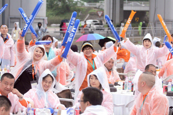 _________★ Rain or Shine - Joy Main employees enjoy their special outdoor luncheon_meitu_1.jpg