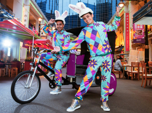 1490709478.jpg Easter-Pedicab singers 02_meitu_1.jpg