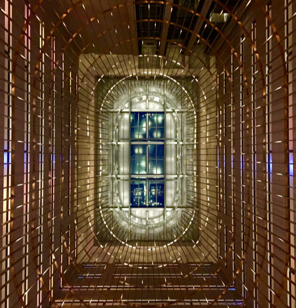 位于台南大员皇冠假日酒店在大堂代表丰收纳财的“48米挑高鱼篓天井装置艺术”_meitu_1.jpg