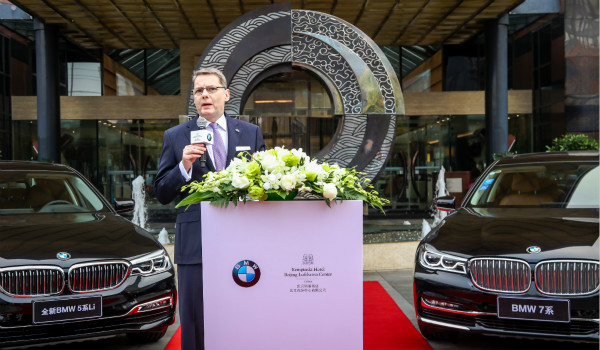 Mr. Torsten Dressler, Managing Director of Kempinski Hotel Beijing Lufthansa Center gives an appreciation speech at the BMW Fleet Handover Ceremony._meitu_2.jpg