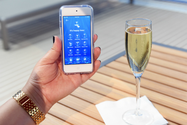 皇家加勒比在Sea Beyond发布会上展示即将在游轮上推出的专为游客设计的手机应用，通过这款手机应用，游客可以在船上随时随地点购食品和饮料_meitu_2.jpg