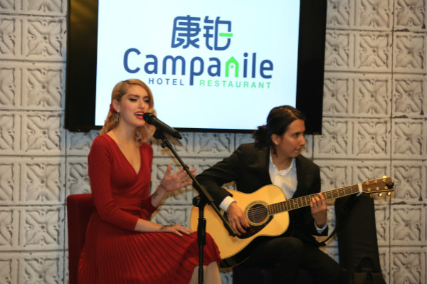 法式风情乐队表演_meitu_1.jpg