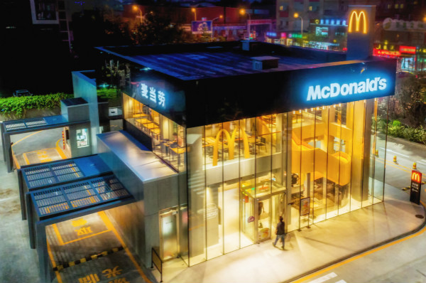 麦当劳首家得来速未来餐厅旗舰店盛大开业-夜景图_meitu_2.jpg