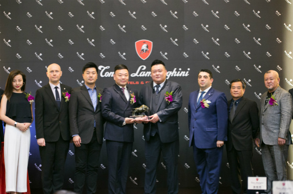 乔盈酒店管理股份有限公司代表与中华世贸国际开发有限公司管理层，在签约仪式结束后合影留念_meitu_1.jpg