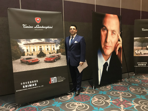 Roberto Simone（乔盈酒店管理股份有限公司首席运营官）在签约典礼上与托尼洛-兰博基尼海报合影_meitu_2.jpg
