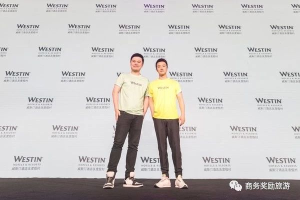 万豪国际集团亚太区品牌及市场总监孔乐(左)与威斯汀大中华区全新健康生活大使黄轩(右)于发布会现场 万豪国际集团亚太区品牌及市场总监孔乐(左)与威斯汀大中华区全新健康生活大使黄轩(右)于发布会现场