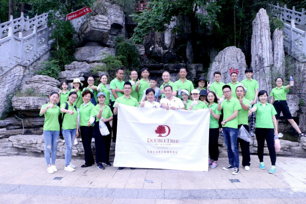 1532532140.jpg 安顺百灵希尔顿逸林酒店庆祝希尔顿年度全球服务周配图_meitu_1.jpg