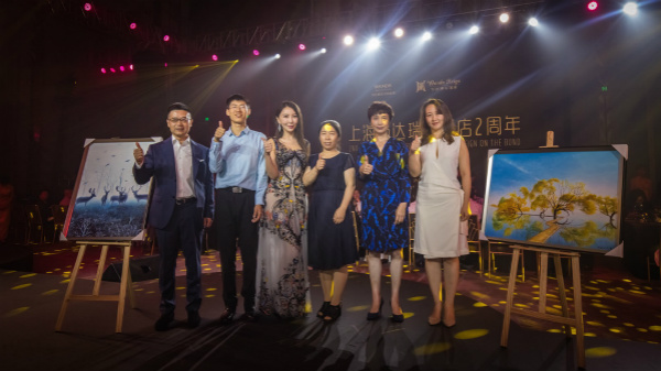 1535009765.jpg 上海万达瑞华酒店两周年庆典晚宴现场慈善拍卖活动_meitu_2.jpg