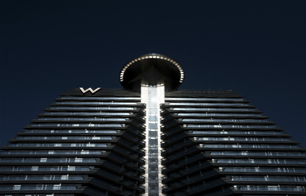 1535299919.jpg 西安W酒店_外观建筑图_夜景_meitu_1.jpg
