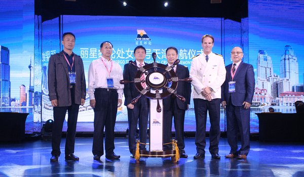 （左起）天津市人民政府口岸服务办公室副处长曹世荣先生、天津边防总站 副总站长宋继双先生、云顶邮轮集团业务规划及港口管理部高级副总裁林俊彦先生、天津港（集团）有限公司董事长张锐钢先生、处女星号船长Captain Vaclav Joakim Vonasek、云顶邮轮集团北方区域销售总监张勇先生为“处女星号”开启天津首航第一舵