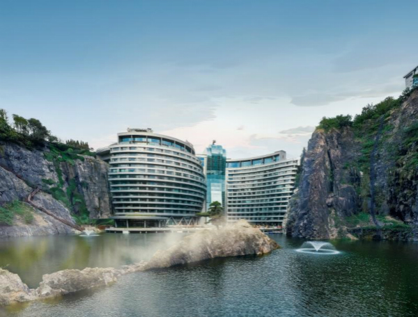新闻图片：世茂酒店及度假村缔造的全球首个建造在石坑内的奇迹建筑--上海佘山世茂洲际酒店_meitu_3.jpg