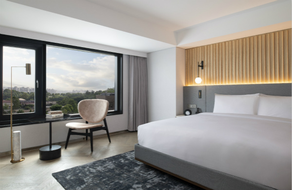 1598364574.jpg Mondrian Seoul Itaewon_Corner Suite bedroom_meitu_2.jpg