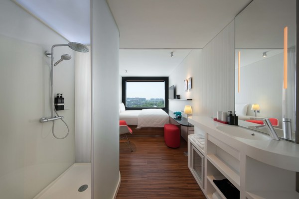 房间设计简约舒适，巧妙地迎合了商务和休闲旅客的需求。