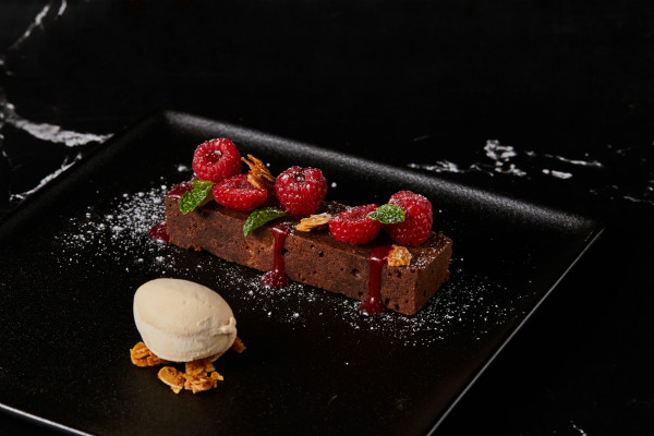 flourless chocolate cake  raspberry  almond ice cream 巧克力无粉蛋糕，树莓，杏仁冰淇淋_meitu_1.jpg