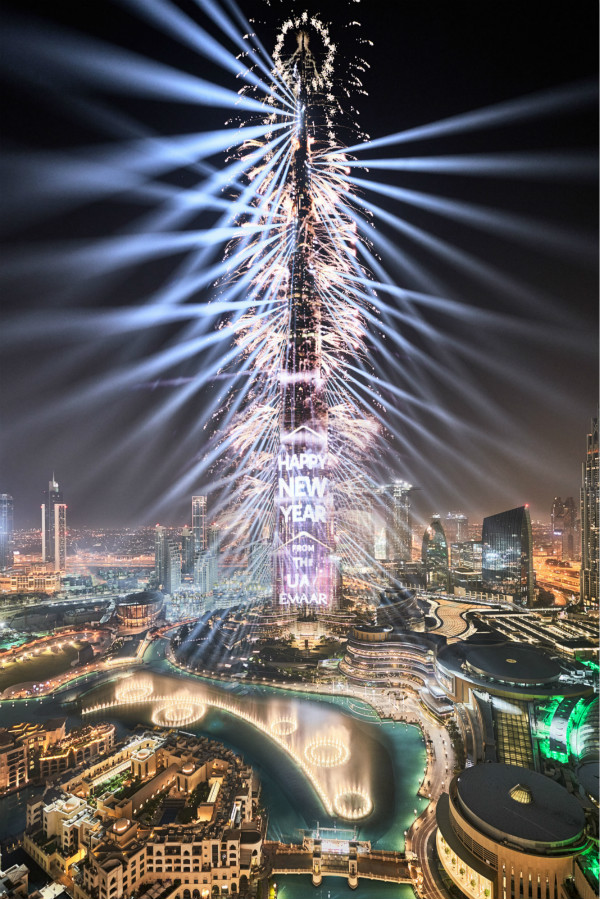 迪拜市中心准备盛大的烟火灯光激光表演欢庆新年到来_meitu_1.jpg