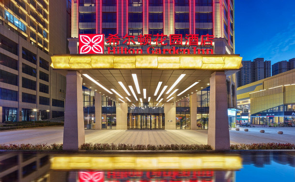 菏泽希尔顿花园酒店外观_meitu_1.jpg