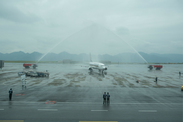 3月8日 新加坡航空的波音737-800NG客机飞抵重庆，接受水门欢迎仪式_meitu_1.jpg