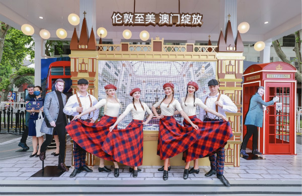 现场充满英伦特色的歌舞表演，让人宛若置身伦敦街头_meitu_3.jpg