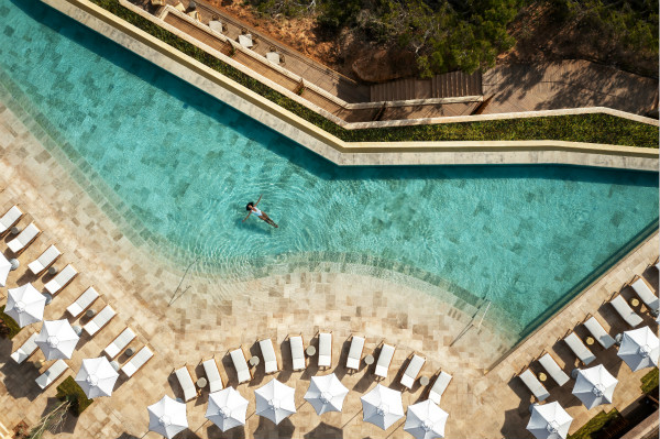Woman floating in Pool_meitu_1.jpg