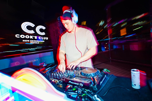 Cook's Club“白色浪潮电音派对”DJ表演现场