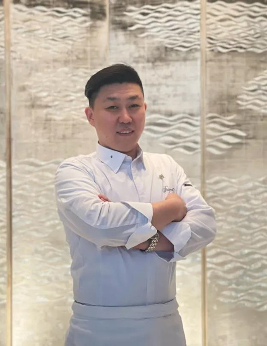 1639326913.jpg 武汉泛海费尔蒙酒店任命陈峰先生为行政总厨_副本.jpg