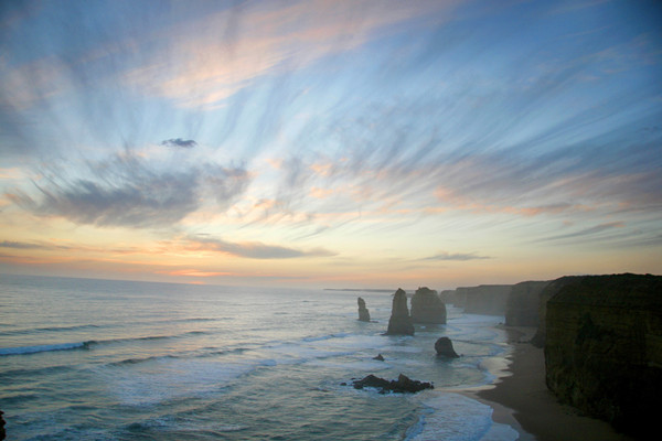 位于维多利亚州大洋路的十二门徒岩（12 Apostles）（图片来源：维多利亚州旅游局）_副本.jpg