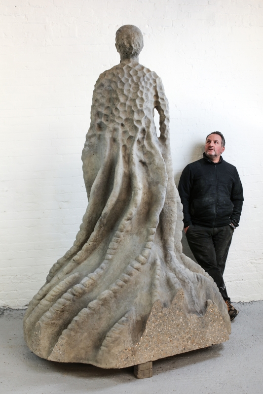 杰森-德凯莱斯-泰勒先生与他所创作的雕塑作品Jason-deCaires-Taylor sculpture.jpg