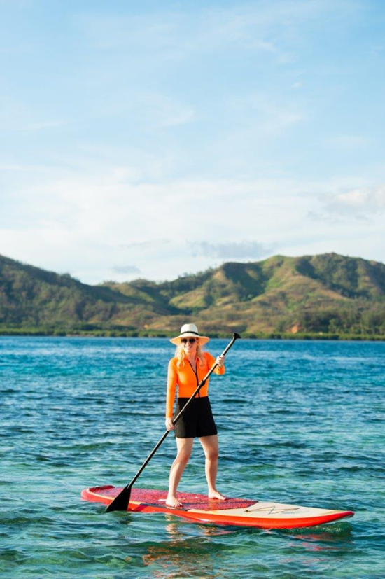 好莱坞演员瑞贝尔·威尔森（Rebel Wilson）在斐济使用直立桨板（SUP）绕着岛屿环行_副本.jpg