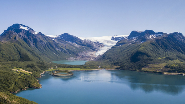 斯瓦特六善酒店位于挪威Holandsfjorden fjord峡湾中一处水晶般清澈的天然湖面上。_副本.jpg
