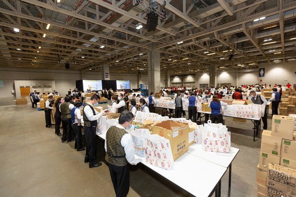 金沙中国义工团队周五于澳门威尼斯人金光会展参与“金沙关怀食物福袋制作活动”，合力制作2,600个食物福袋，并由社服机构澳门明爱派发予澳门社区有需要人士。