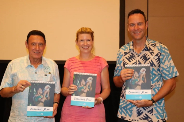 配图：斐济旅游局董事会主席Andre Viljoen （左一），PSDI旅游专家Sara Currie（中）和斐济旅游局全球首席执行官何博贤（Brent Hill）（右一）_副本.jpg