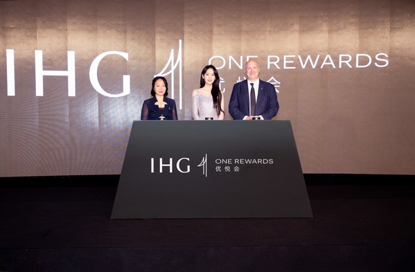 洲际酒店集团旗下全球宾客忠诚度计划IHG优悦会全面焕新
从左至右依次为：洲际酒店集团首席营销官胡迎春女士，IHG优悦会品牌大使童瑶女士，洲际酒店集团大中华区董事总经理爱默尔先生