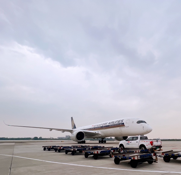 首航航班SQSQ842抵达成都双流国际机场_副本.jpg