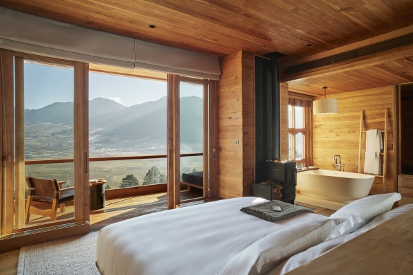 Gangtey_Suite_Bedroom_Highres位于不丹王国的五间六善经过精心设计，为宾客呈现沉浸式自然风景与文化之旅。_副本.jpg