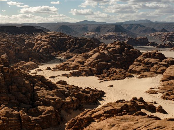 《九歌》音乐表演以阿尔法艺术谷雄伟壮观的砂岩峭壁和峡谷为背景.jpg