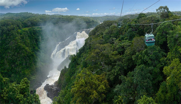 搭乘skyrail热带雨林缆车可以直接将收获磅礴瀑布美景.jpg