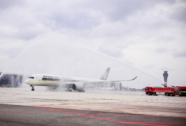 新加坡航空首航航班SQ842飞抵成都天府国际机场，并接受国际民航中高级别礼仪——过水门_副本.jpg