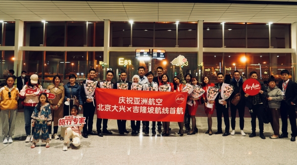 图片说明：首航旅客与机组在登机口合影留念_副本.jpg