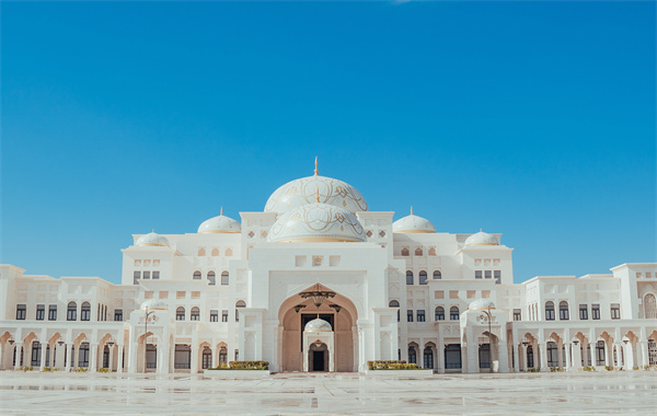 4An exterior landscape shot of Qasr Al Watan Palace set against a backdrop of clear blue skies on a sunny day..jpg