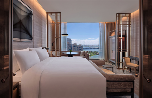 Conrad_Shenzhen_Deluxe_King_Bed_Room_Bay_View_v2_HI-RES.jpg