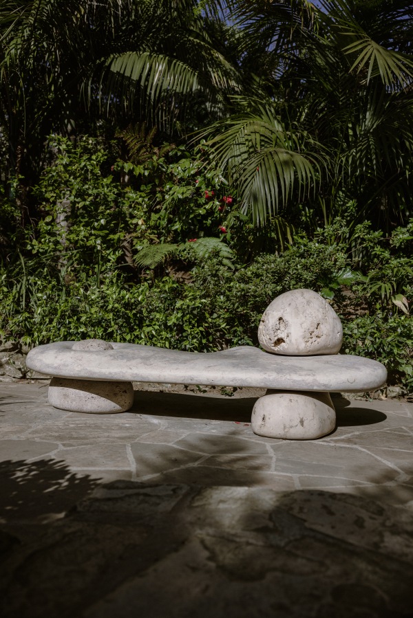 HotelBel-Air–Art–RoganGregorystonesculpturebench5–DorchesterCollection_副本.jpg