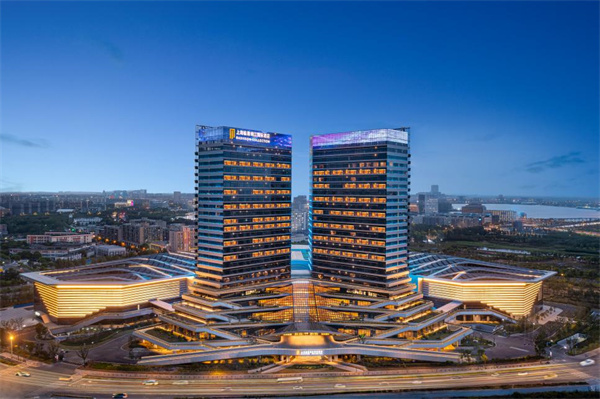 1696590334.jpg 上海临港锦江国际酒店外观.jpg