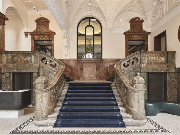 Rosewood Munich_Entrance_hero shot_by Davide Lovatti_2MB .jpg