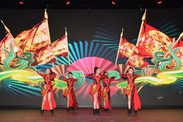 小荧星艺术团登轮表演 祝福海上和谐新征程_副本.jpg