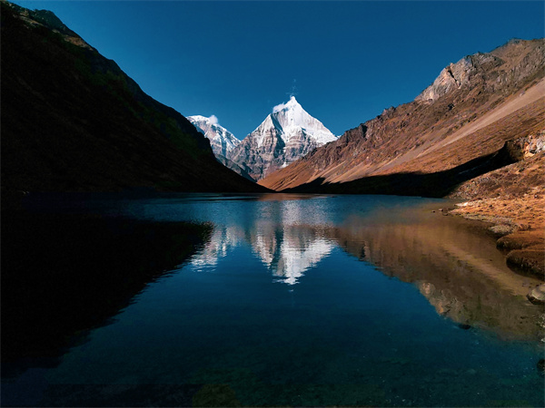 Reflection of Mt. Jichu Draké in Sophu lake.jpg