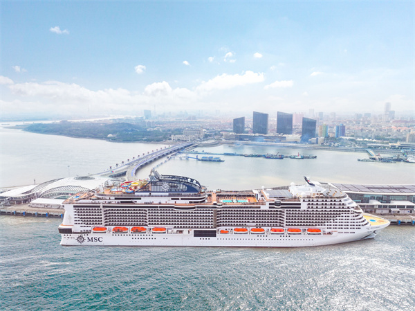 图1：“亚洲旗舰”MSC荣耀号今日首度抵达上海吴淞口国际邮轮港，将于3月16日领衔启航.jpg