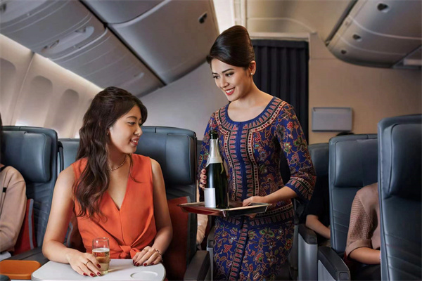 新加坡航空推出焕新优选经济舱机上体验_供应独家香槟.jpg